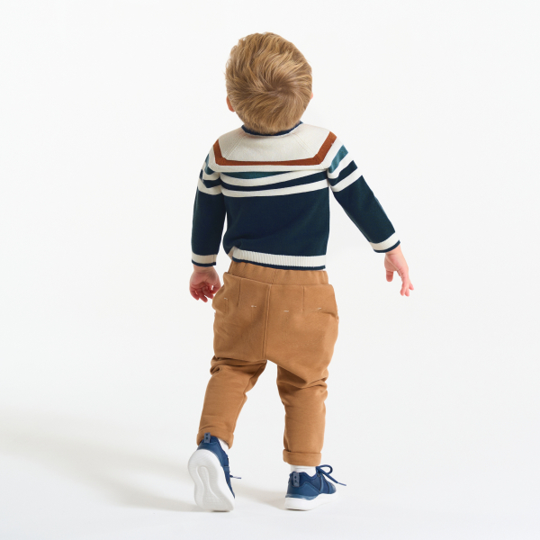 كنزة محبوكة مخططة باللون الأزرق للأولاد الصغار.